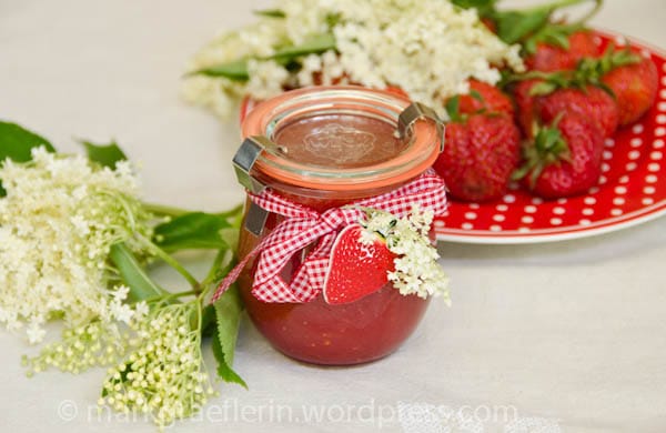 Erdbeermarmelade mit Holunderblüten – Rezept