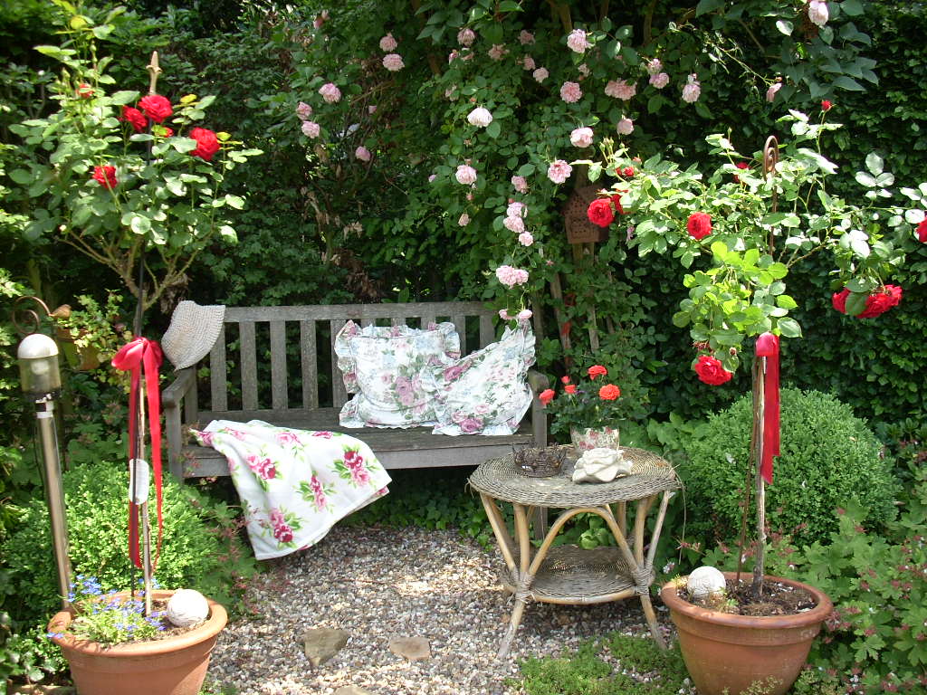 Romantische Sitzecke im Garten :)