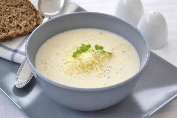 Käsesuppe mit Parmaschinken, Lauchzwiebeln und Mandeln