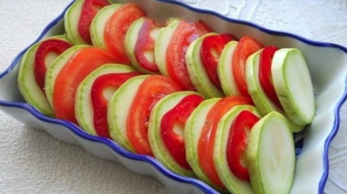 Tomaten und Zucchini schneiden, backen und somit ist ein leckeres Gericht fertig!