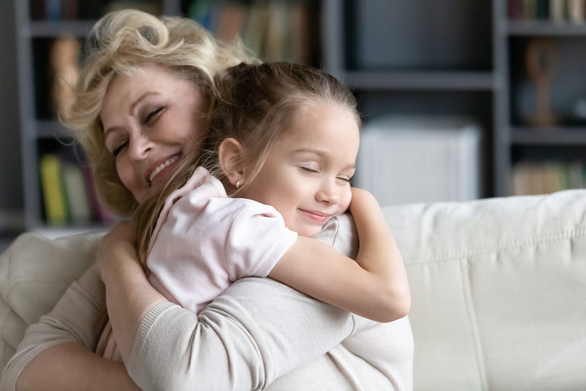 WissenschaftlerInnen habe bewiesen, dass die Oma mütterlicherseits, die wichtigste Person im Leben des Kindes darstellt. Das ist der Grund!