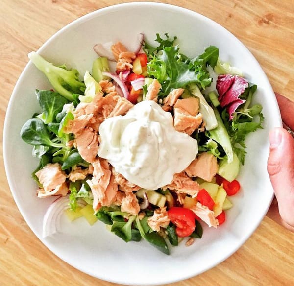 Blitzschnelles Mittagessen: Salat mit Thunfisch und Joghurtdressing :P