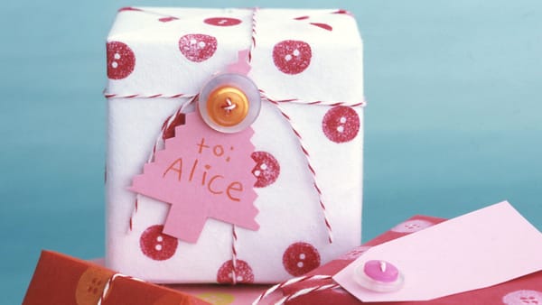 Geschenke mit Knopf verpacken, Foto-Anleitung :)