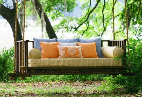 Toller Gartenprojekt: Eine Schaukel aus altem Bett ;)
