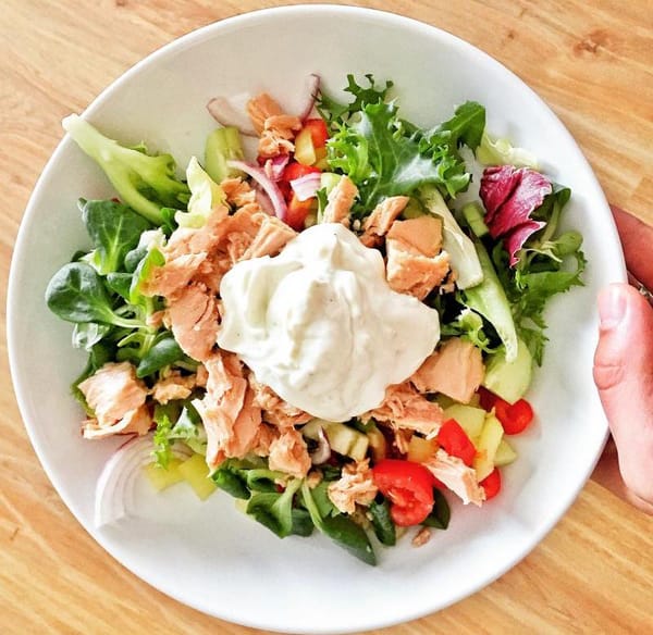 Blitzschnelles Mittagessen: Salat mit Thunfisch und Joghurtdressing :P