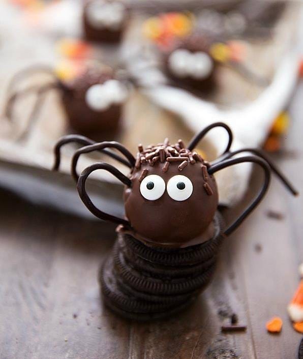 Gruselige Halloween Süßigkeiten mit Schokolade