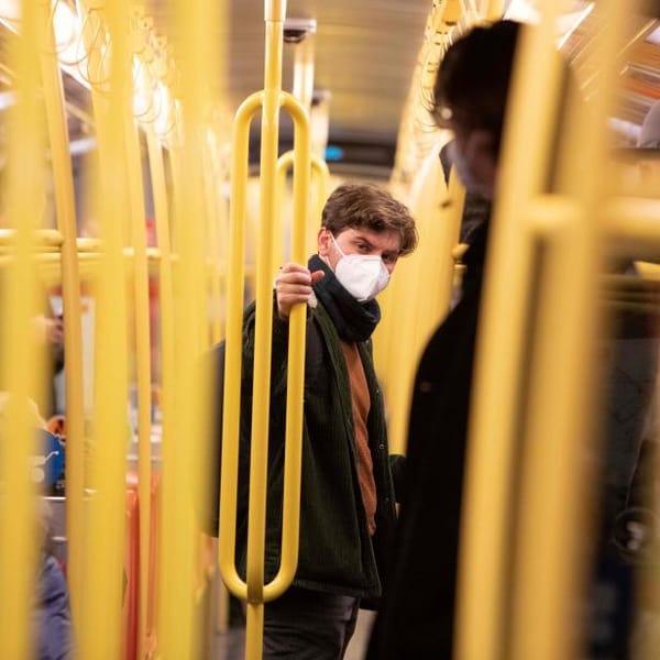 In Tschechien haben die Menschen genug und tragen keine Masken mehr in Öffis: Was sind die Risiken und wie kann man sich wehren?